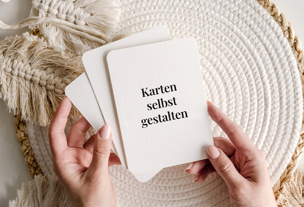 drei weiße Karten im Hochformat mit abgerundeten Ecken, die vollständig personalisiert werden können