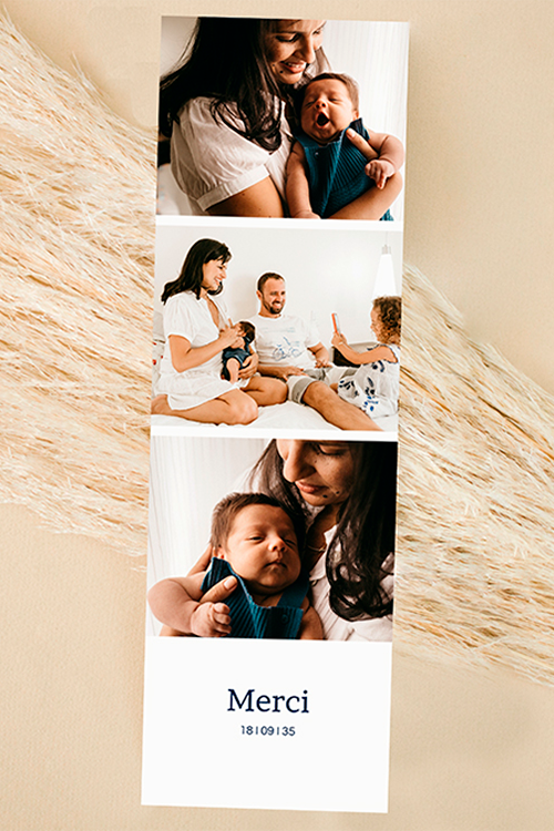 Carte de remerciement naissance au format marque page avec trois photos d'une famille et d'un nouveau né avec le texte "merci" et la date de naissance du bébé dessous.