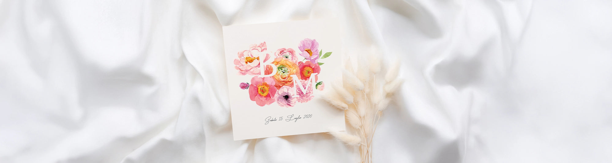 Partecipazione di matrimonio con iniziali e ranuncoli, un modello di tendenza e colorato